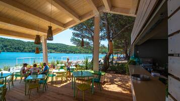 2 bars/lounges