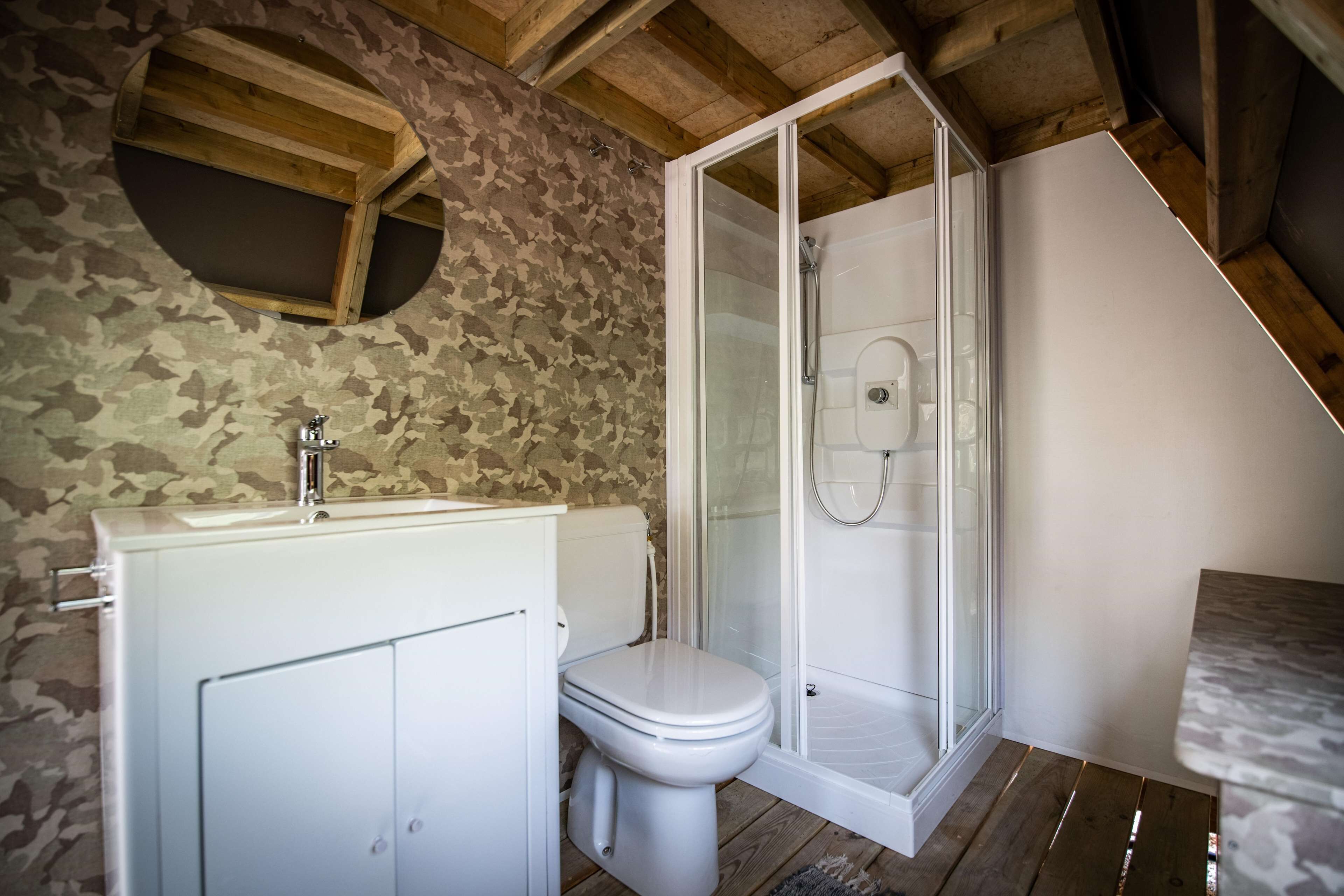 Un baño con inodoro, lavamanos y ducha.