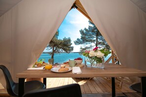 Tent, 2 slaapkamers (Safari 2+2) | Een kluis op de kamer, een bureau, een laptopwerkplek, gratis wifi