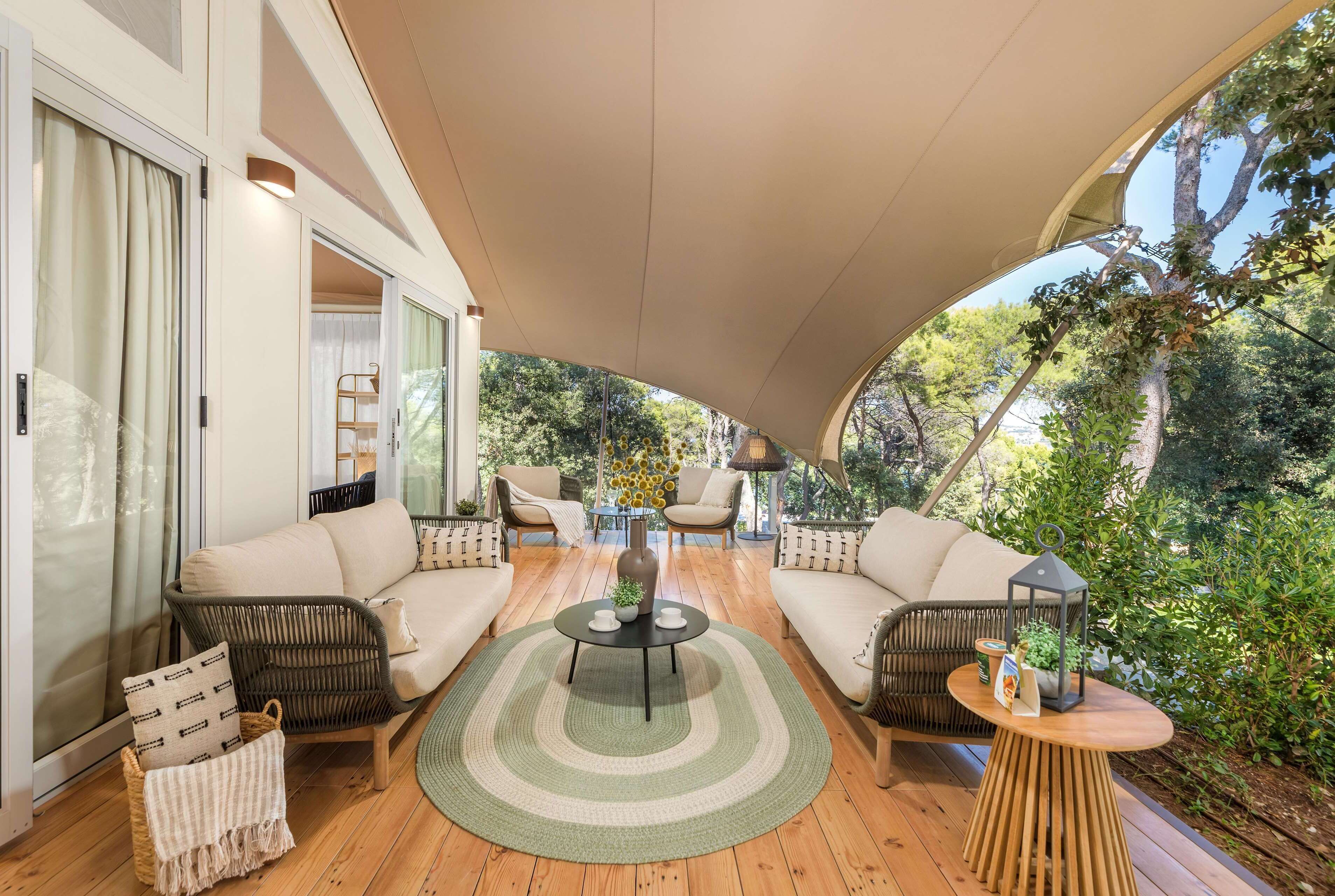 Grand Escape Luxury Suite | Caja de seguridad en la habitación y escritorio 