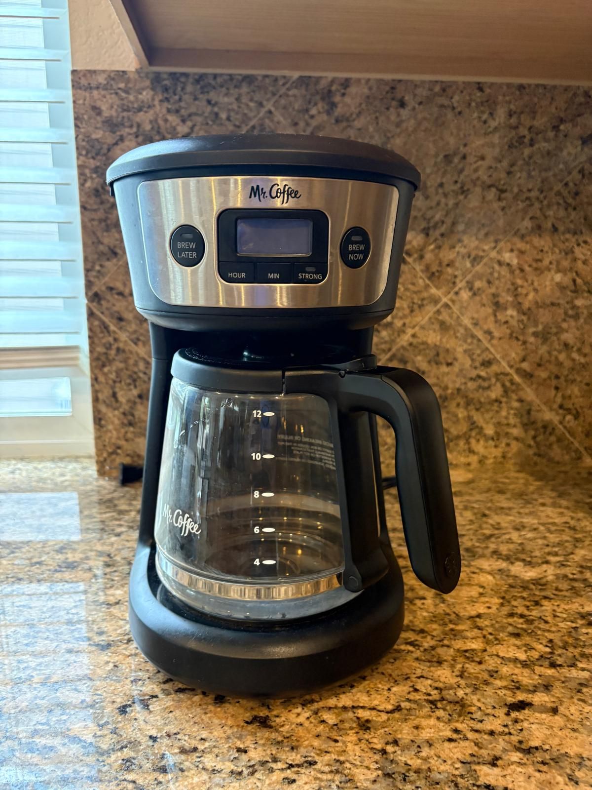 Eine Mr. Coffee Kaffeemaschine auf einer Granit-Arbeitsplatte.