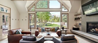 Ski In / Out à la maison w / Hot Tub privé, Animaux de compagnie, Kuerig, HeatedGarage, Navette gratuite WNTR