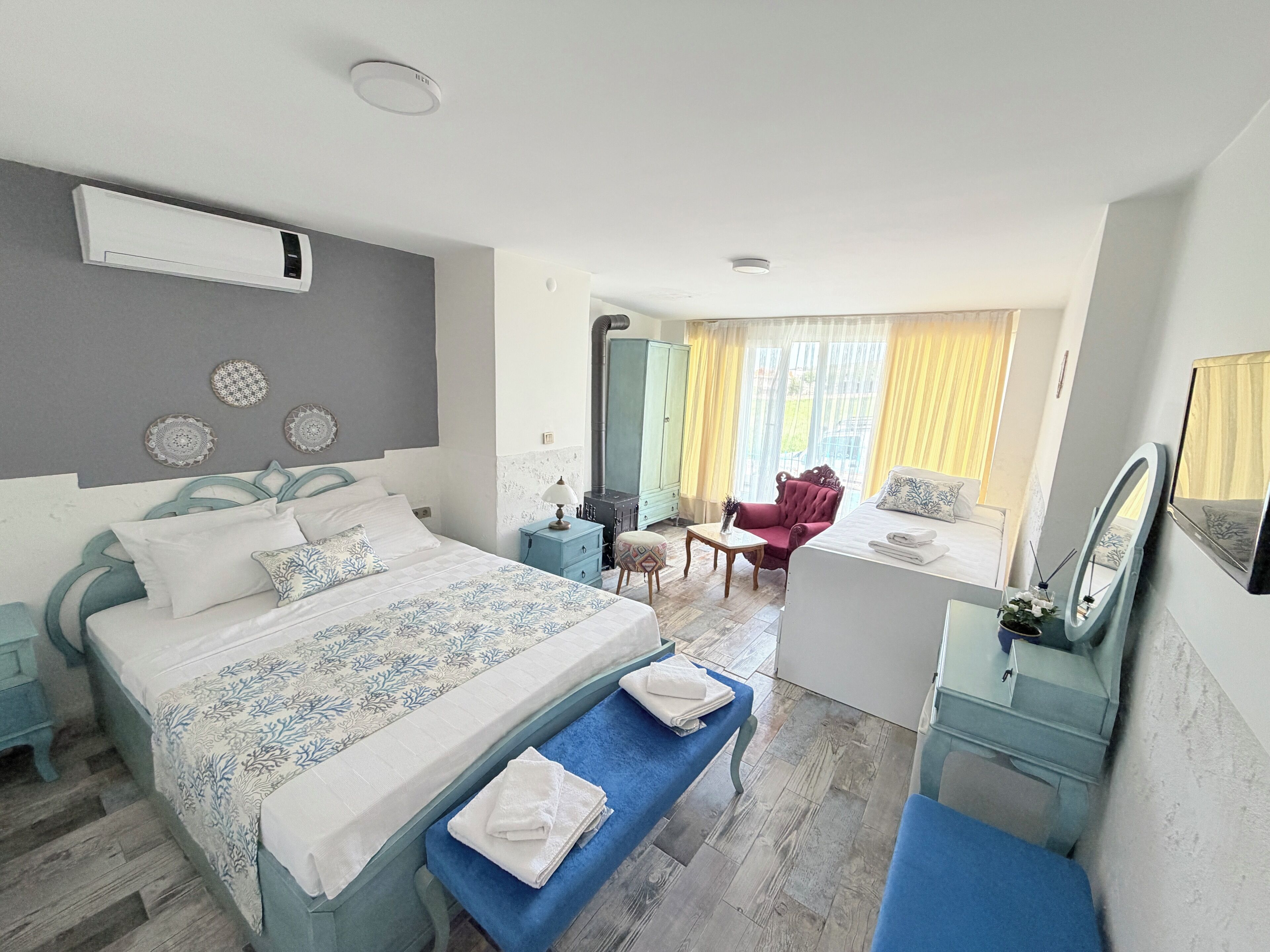 ファミリー ダブルルーム ベッド (複数台) 禁煙 ガーデン | イタリアのフレッテ製シーツ、羽毛の掛け布団、低反発ベッド、ミニバー