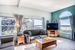 TV, DVD player - Ocean Front Home With Hot Tub On Miles Of Sandy Beach! (Yachats)