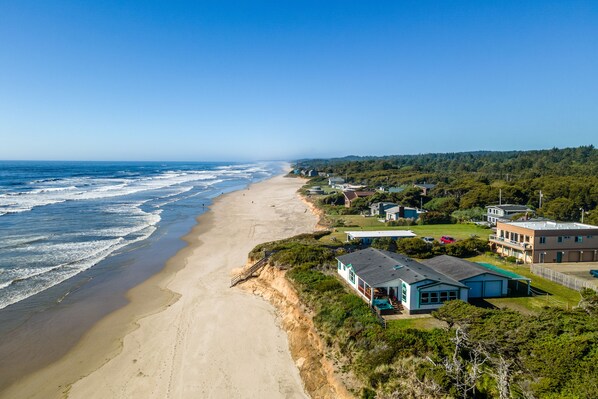 On the beach - Ocean Front Home With Hot Tub On Miles Of Sandy Beach! (Yachats)