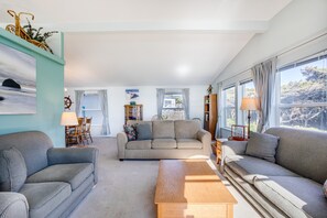 TV, DVD player - Ocean Front Home With Hot Tub On Miles Of Sandy Beach! (Yachats)