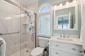 Combined shower/tub, hair dryer, towels