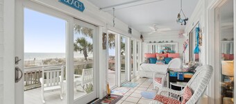 Oceanfront Folly Beach Cottage med stor veranda og solseng - Stellar Reviews!