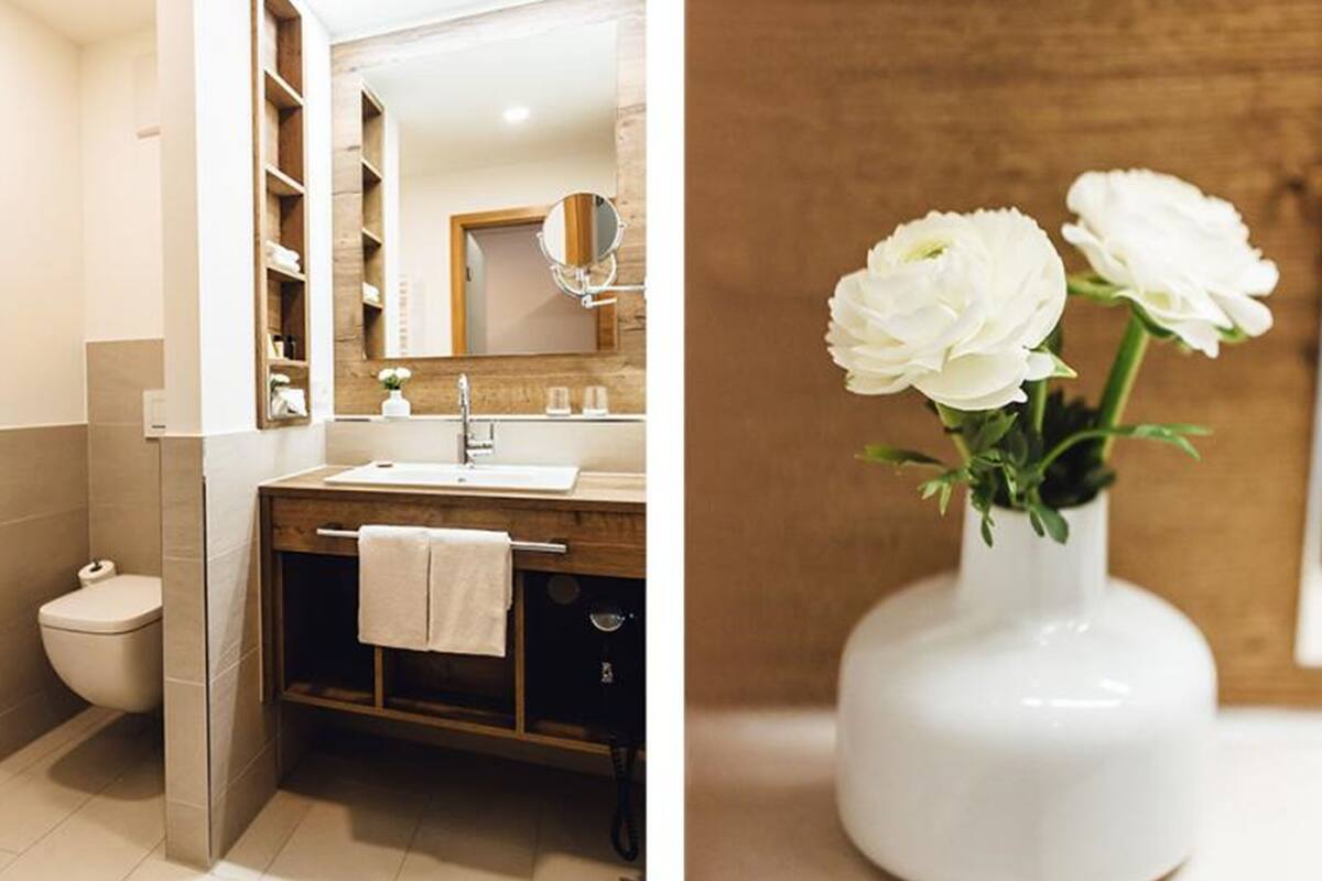 deluxe double room | bathroom | free toiletries, hair dryer, bathrobes, slippers