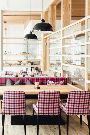 Petit déjeuner, déjeuner et dîner servis sur place