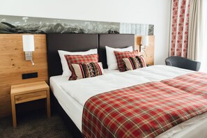 Deluxe Double Room | Premium bedding, minibar, in-room safe, desk - Hotel Edita (Scheidegg)