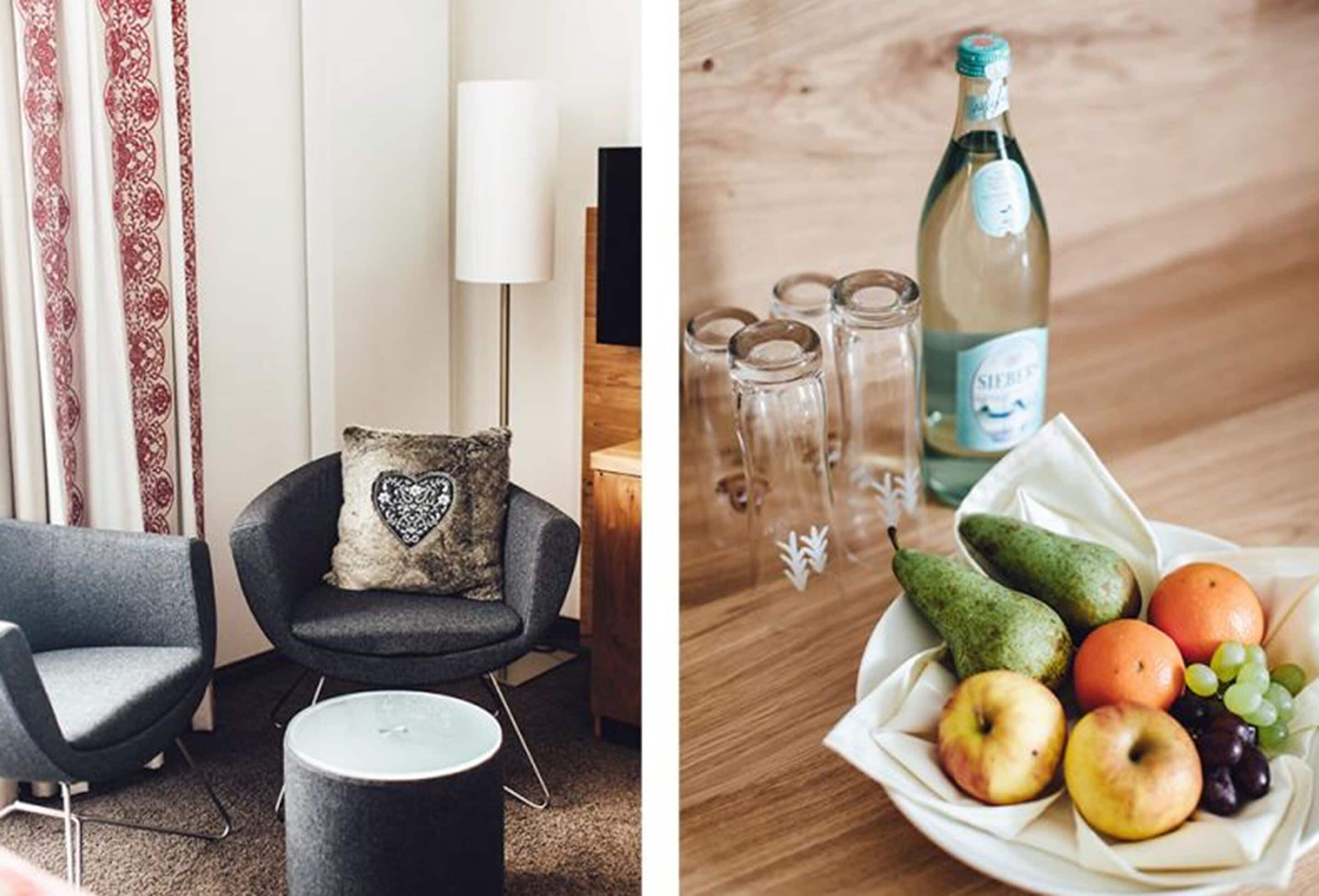 Ein modernes Wohnzimmer mit einem grauen Sofa, einem runden Couchtisch und einem Zierkissen.