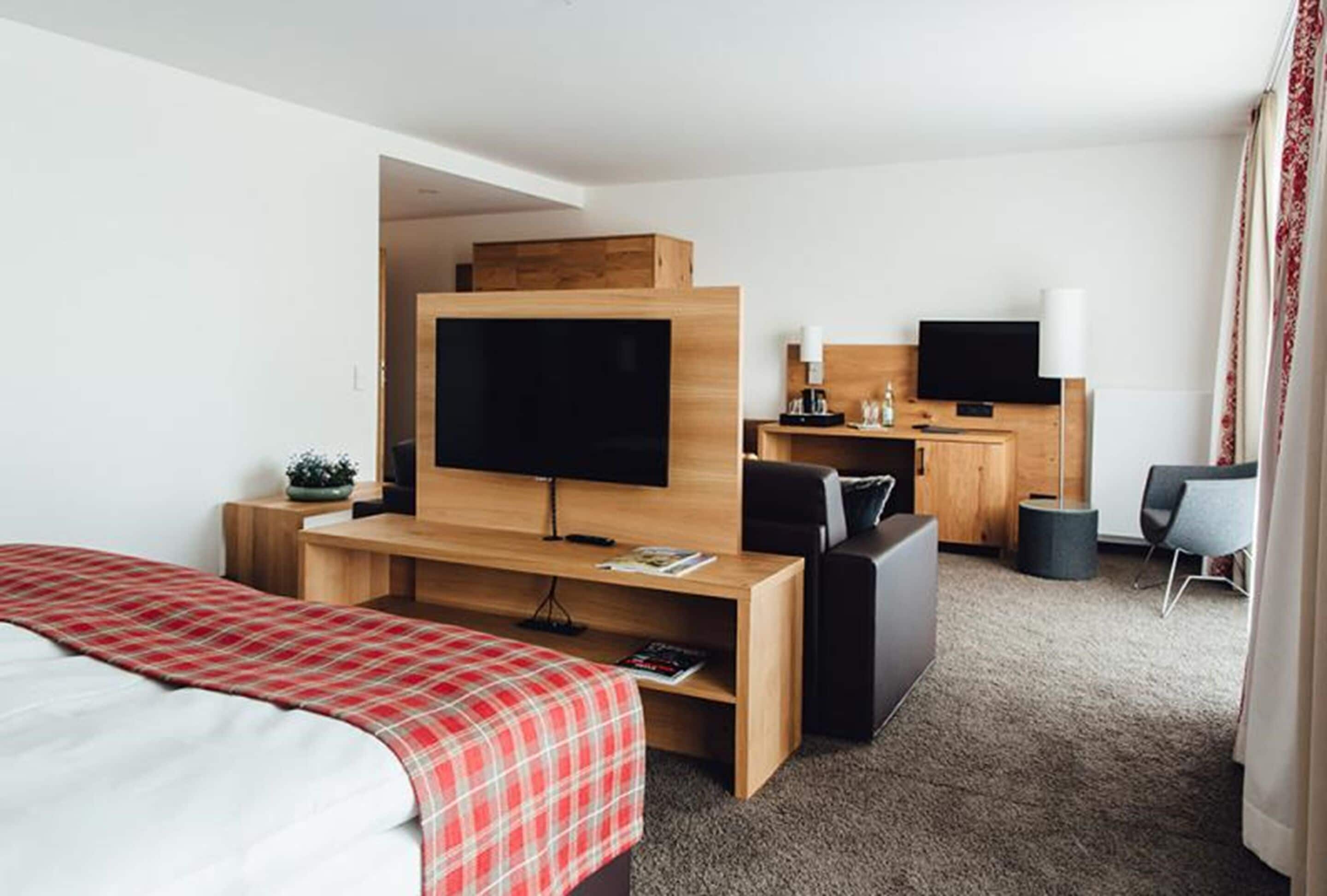 junior suite | 1 bedroom, premium bedding, minibar, in-room safe