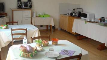 Tägliches kontinentales Frühstück (5 EUR pro Person)