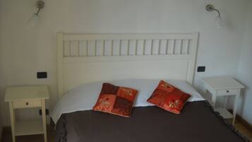 Doppelzimmer | Schreibtisch, Babybetten, kostenloses WLAN, Bettwäsche