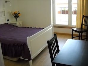 Quarto casal | Escrivaninha, Wi-Fi de cortesia, roupa de cama