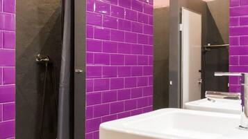 Basic Shared Dormitory, Mixed Dorm, Shared Bathroom (8 persons) | Bathroom | Shower, towels