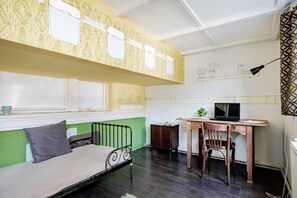 Quarto solteiro básico, banheiro compartilhado | Wi-Fi de cortesia, roupa de cama