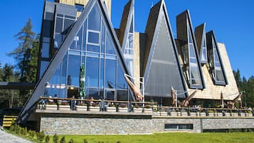Vista frontal de la propiedad