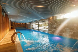 Una piscina cubierta