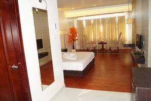 1 多间卧室、迷你吧、客房内保险箱、办公桌