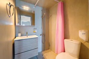 Junior Double Room (Caldera View) | Bathroom
