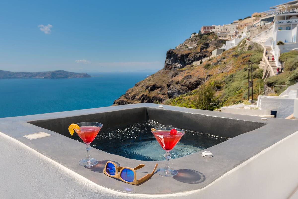 Deluxe Double Room (Caldera View) | Private spa tub