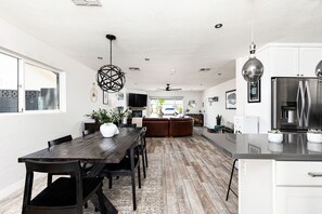 Dining - Resort Style Escape w/ Modern Conveniences & Location! (Scottsdale)