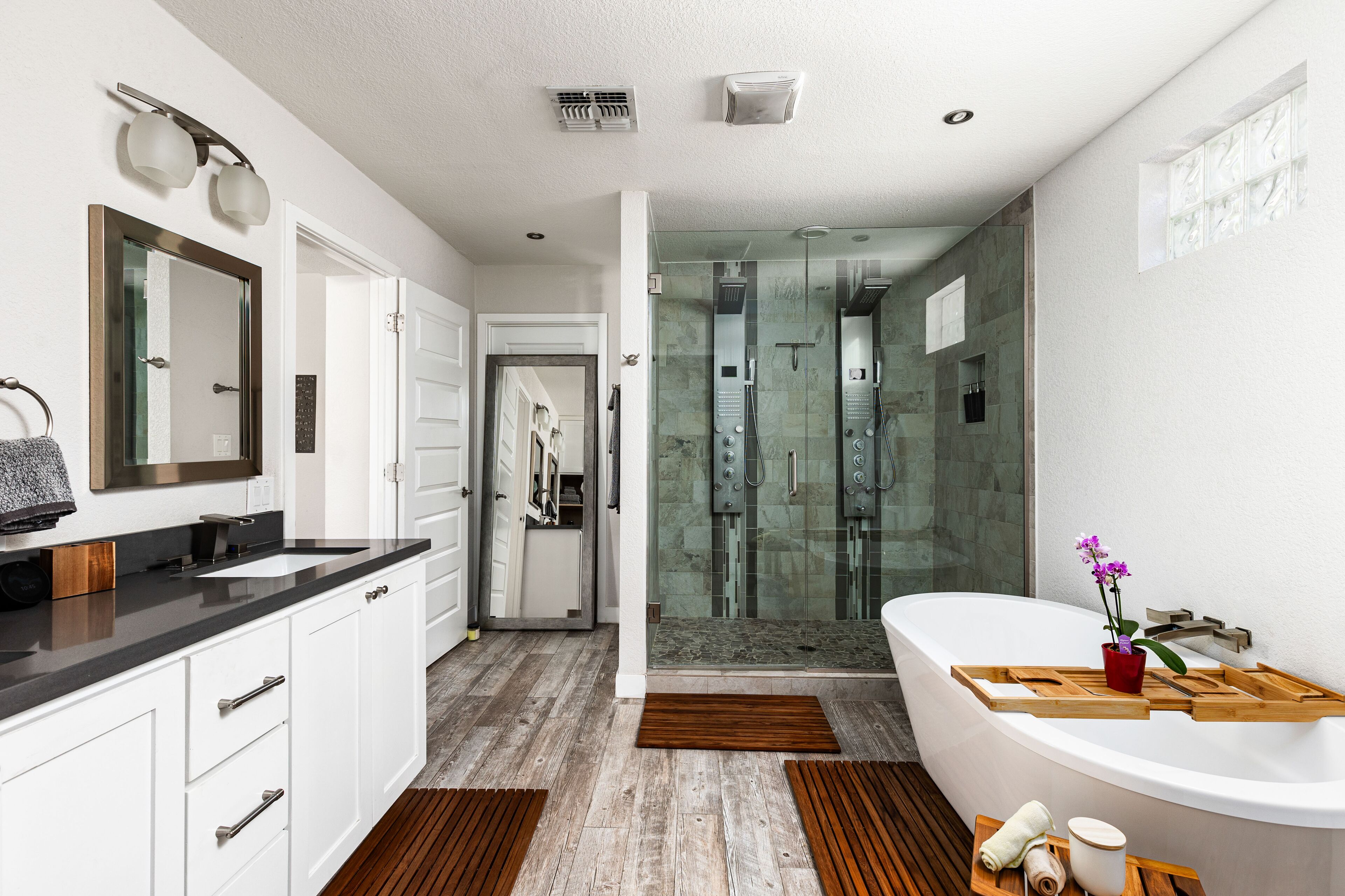 Combined shower/bathtub, hair dryer, towels, soap