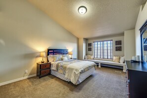 4 Schlafzimmer, Schreibtisch, Bügeleisen/Bügelbrett, Reisekinderbett