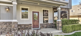 4 Bdrm Close To Everything!
