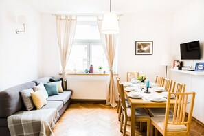 Apartment | Living room | 43-inch flat-screen TV with cable channels, TV - 3D Royal Castle Apartament (Kraków)