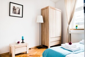 Apartamento | Zona de estar | Televisión de pantalla plana de 43 pulgadas con canales por cable