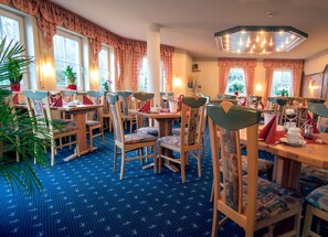 Desayuno continental los días de semana (EUR 10 por persona)