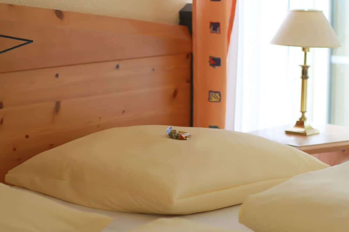 Tweepersoonskamer | Een bureau, geluiddichte muren, babybedden, gratis wifi