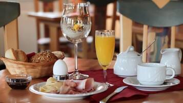 Continental breakfast on weekdays (EUR 10 per person)