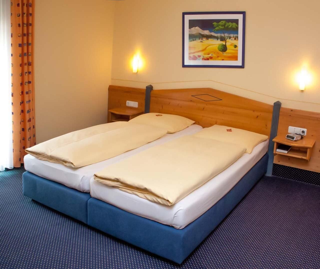 desk, soundproofing, cots/infant beds, free wifi