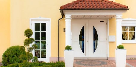 Property entrance. Hotel Waldeck Garni