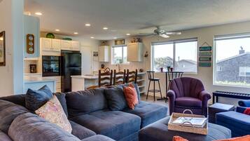 Télévision, cheminée, baby-foot, livres