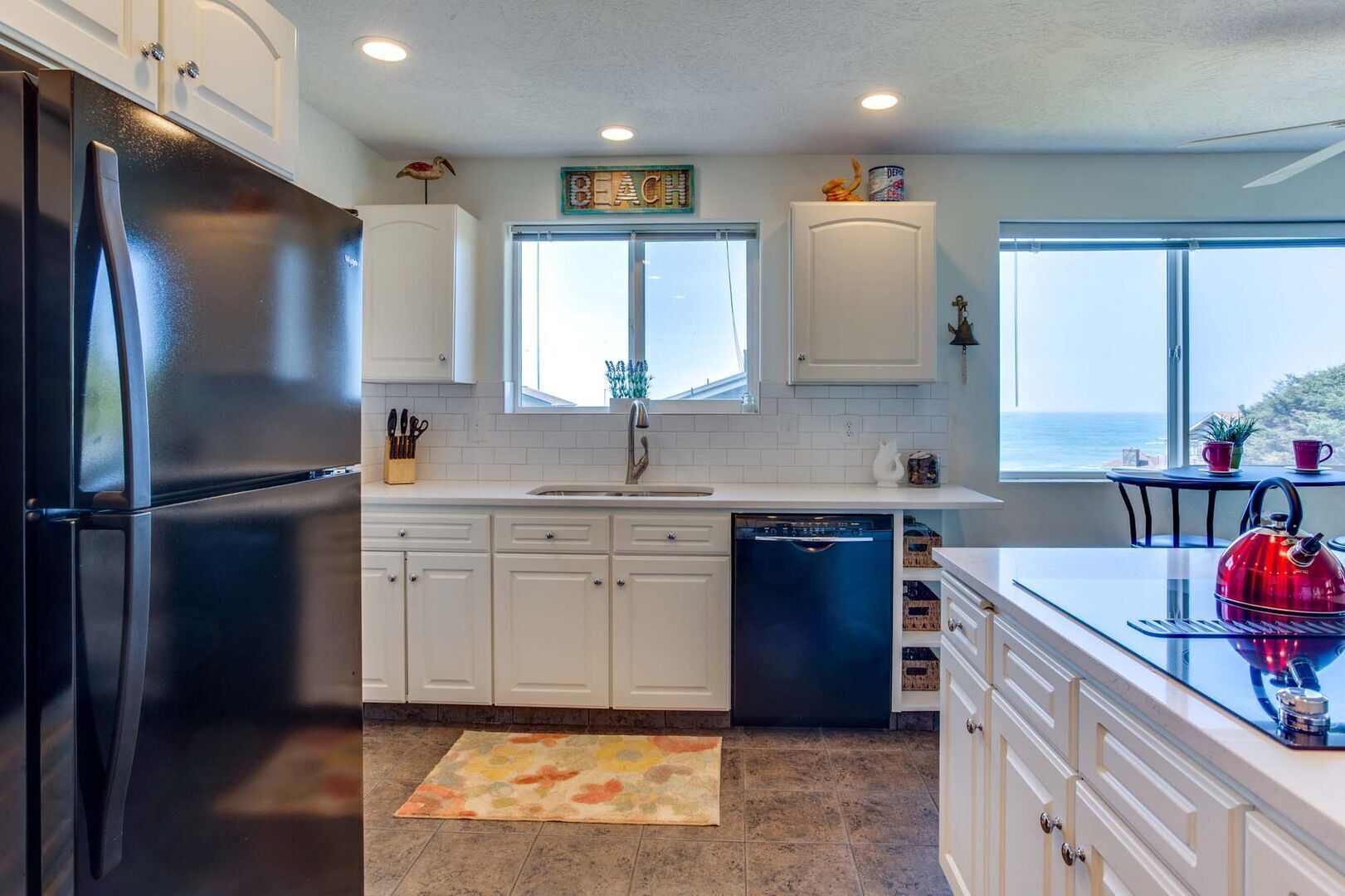 Kylskåp, mikrovågsugn, ugn och spishäll