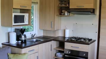 Mobile Home (32) | Private kitchen | Fridge, stovetop, coffee/tea maker, cookware/dishes/utensils
