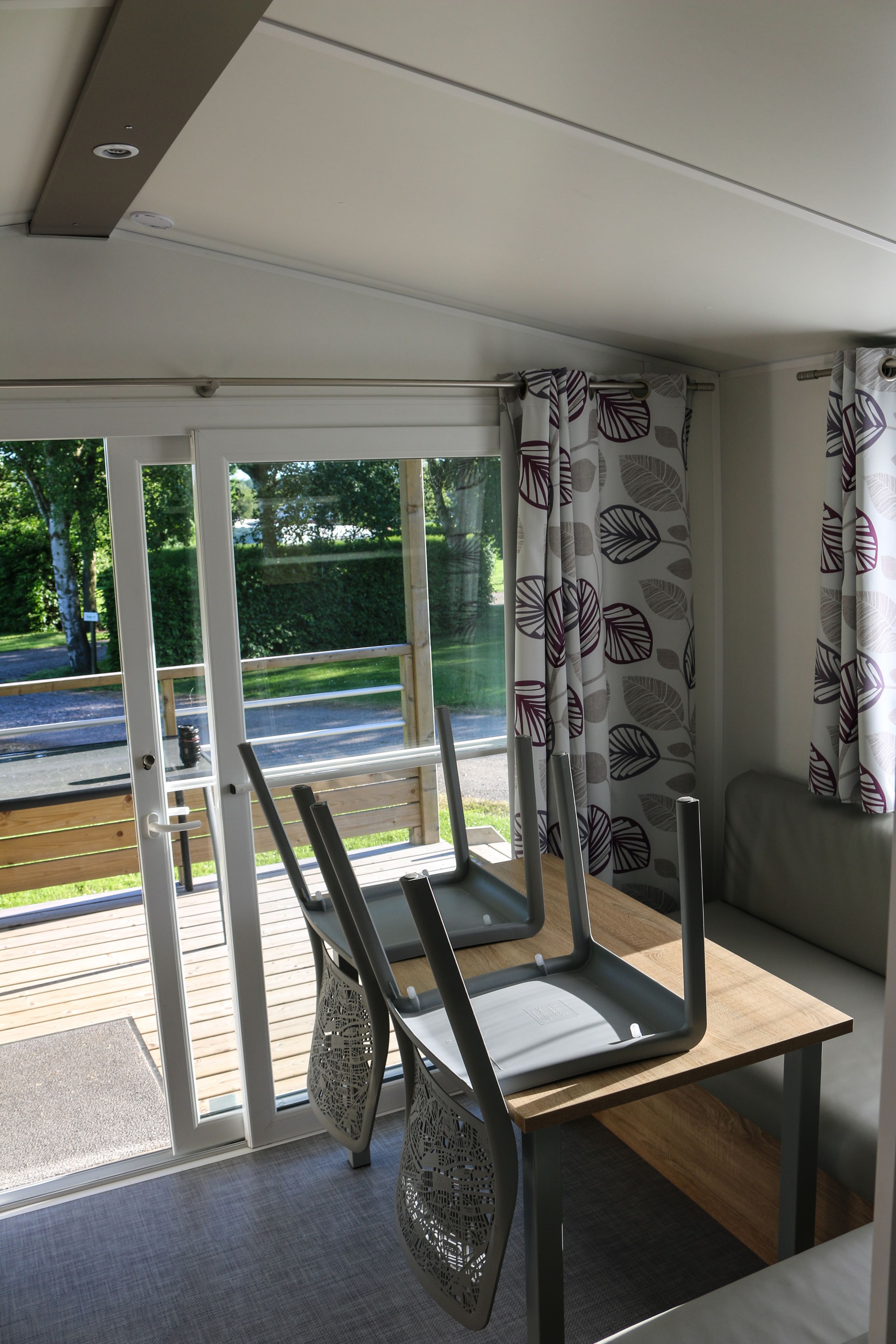 Mobile Home (26) | In-room dining