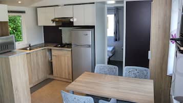 Mobile Home (26) | Private kitchen | Fridge, stovetop, coffee/tea maker, cookware/dishes/utensils