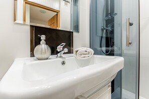 Apartment | Bathroom | Shower, free toiletries, towels - Rint - Centrum Wschodnia (Lublin)