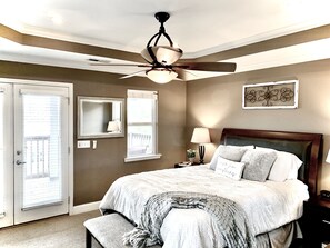 3 quartos, escrivaninha, ferros/tábuas de passar roupa, berço de viagem