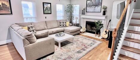 Smart TV, chimenea, reproductor de DVD, estéreo