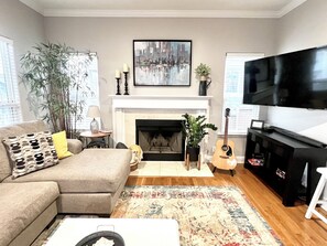 Smart TV, lareira, DVD player, aparelho de som