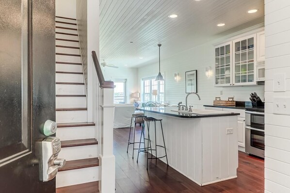 Jääkaappi, mikroaaltouuni, uuni, liesi