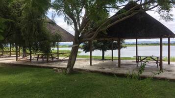 مقصورة في الحديقة