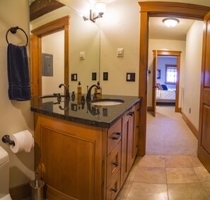 Handdukar, tvål och toalettpapper